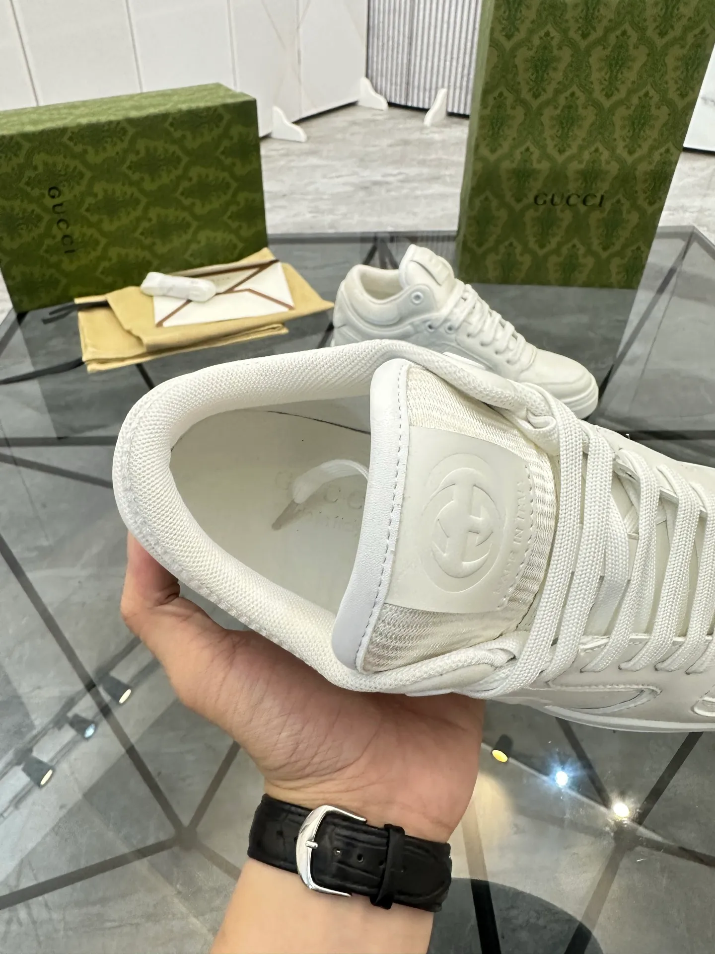 Selling men's shoes 💰: 💰P560¥ Top quality Product trademark: Gucci* "Gucci*" low-top casual shoes Regular size: 38-44 (can be customized to 45.46.) Product material: imported first-layer cowhide leather upper, breathable lining, original outsole. No.: 004